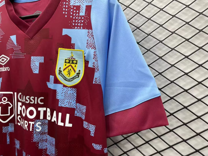 Camisa Burnley FC I 22/23 Umbro - Vinho e Azul