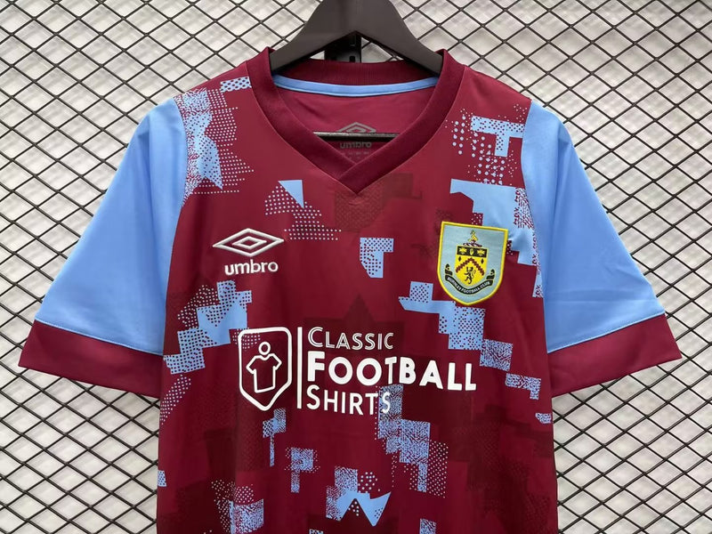 Camisa Burnley FC I 22/23 Umbro - Vinho e Azul